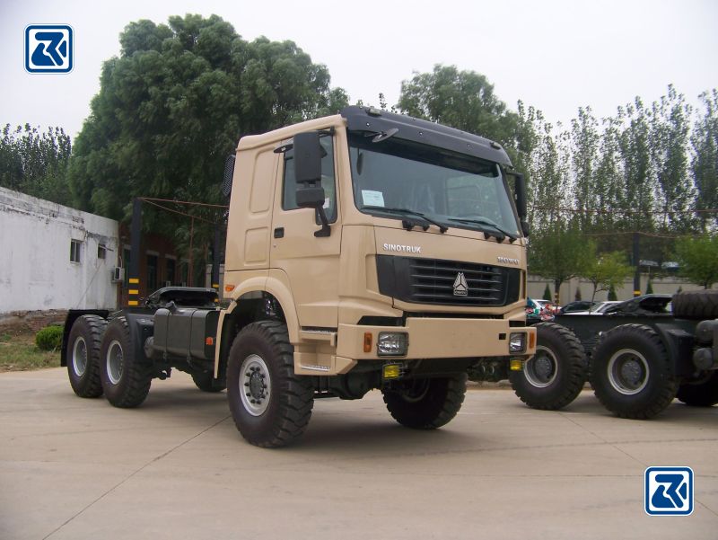 Vista frontal de un camión tractor Sinotruck HOWO 6x6, con cabina y conjunto de ruedas de alta resistencia en exhibición.