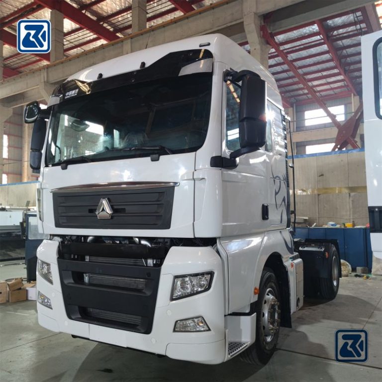 Vista frontal de un camión tractor SITRAK 4X2 en una cadena de montaje, centrándose en su moderno diseño de cabina.