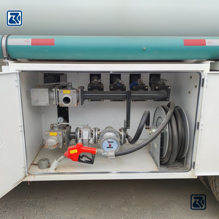 Válvulas y tuberías del depósito de combustible del camión Howo